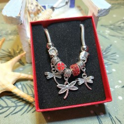 Bratara dama cu charmuri libelula si margele rosii de shamballa  + cutie CADOU BRD012 Bratara dama cu charmuri libelula si margele rosii de shamballa  + cutie CADOU BRD012