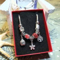 Bratara dama cu charmuri buburuza si margele rosii de shamballa BRD012 Bratara dama cu charmuri buburuza si margele rosii de shamballa BRD012