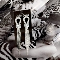 Cercei eleganti lungi argintii cu franjuri si strasuri CW66