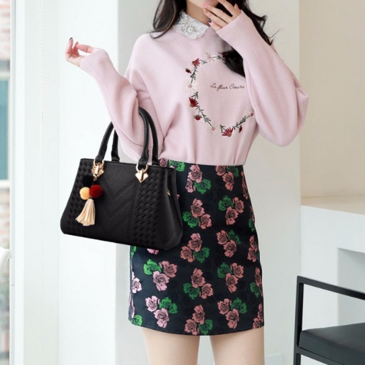 Geanta neagra fashion din piele ecologica cu breloc fashion ACGD127 Geanta neagra fashion din piele ecologica cu breloc fashion ACGD127