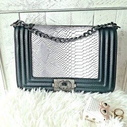 Geanta eleganta din piele eco neagra cu imprimeu argintiu si bareta cu lant ACGD348 Geanta eleganta din piele eco neagra cu imprimeu argintiu si bareta cu lant ACGD348