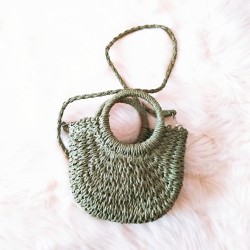 Geanta verde de dama impletita din paie de vara cu maner rotund si bareta de umar ACGD361 Geanta verde de dama impletita din paie de vara cu maner rotund si bareta de umar ACGD361