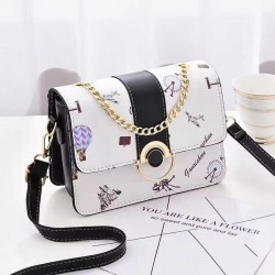 Geanta dama office din piele ecologica alba cu negru print si accesoriu lant ACGD467  Geanta dama office din piele ecologica alba cu negru print si accesoriu lant ACGD467