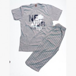 Pijama barbati gri din 2 piese tricou cu imprimeu si pantaloni trei sferturi PJB09 Pijama barbati gri din 2 piese tricou cu imprimeu si pantaloni trei sferturi PJB09