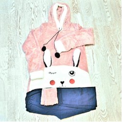 Pijama Cocolino din material pufos din doua piese cu pantaloni lungi si iepuras roz imprimat PJD036 Pijama Cocolino din material pufos din doua piese cu pantaloni lungi si iepuras roz imprimat PJD036