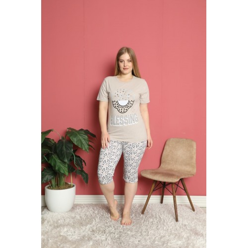 Pijama Dama batal crem cu imprimeu tricou si pantaloni trei sferturi PJD086