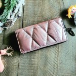 Portofel dama roz- piersica din material matlasat cu cusaturi fine geometrice  ACPT018