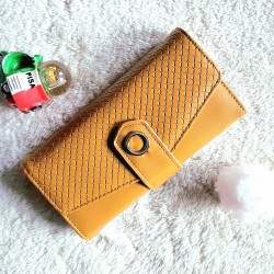 Portofel dama maro din piele ecologica inchidere cu capsa si design romburi ACPT024 Portofel dama maro din piele ecologica inchidere cu capsa si design romburi ACPT024