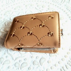 Portofel dama beige din piele ecologica cu flori brodate inchidere cu capsa si compartiment separat ACPT035 Portofel dama beige din piele ecologica cu flori brodate inchidere cu capsa si compartiment separat ACPT035