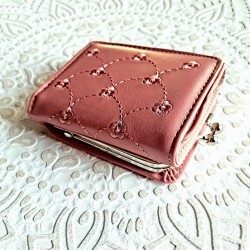Portofel dama roz-inchis din piele ecologica cu flori brodate inchidere cu capsa si compartiment separat ACPT035 Portofel dama roz-inchis din piele ecologica cu flori brodate inchidere cu capsa si compartiment separat ACPT035