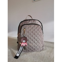 Rucsac fashion argintiu din material textil impermeabil cusaturi fine geometrice si breloc fashion cu ursulet ACRD259 Rucsac fashion argintiu din material textil impermeabil cusaturi fine geometrice si breloc fashion cu ursulet ACRD259