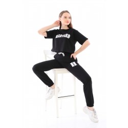 Trening Dama sport casual negru compus din tricou scurt si pantaloni de trening cu talie inalta College TND021 Trening Dama sport casual negru compus din tricou scurt si pantaloni de trening cu talie inalta College TND021