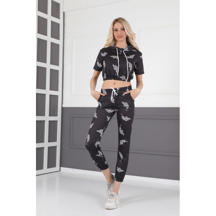 Trening Dama sport casual negru compus din hanorac scurt si pantaloni de trening cu talie inalta cu imprimeu tigru TND025