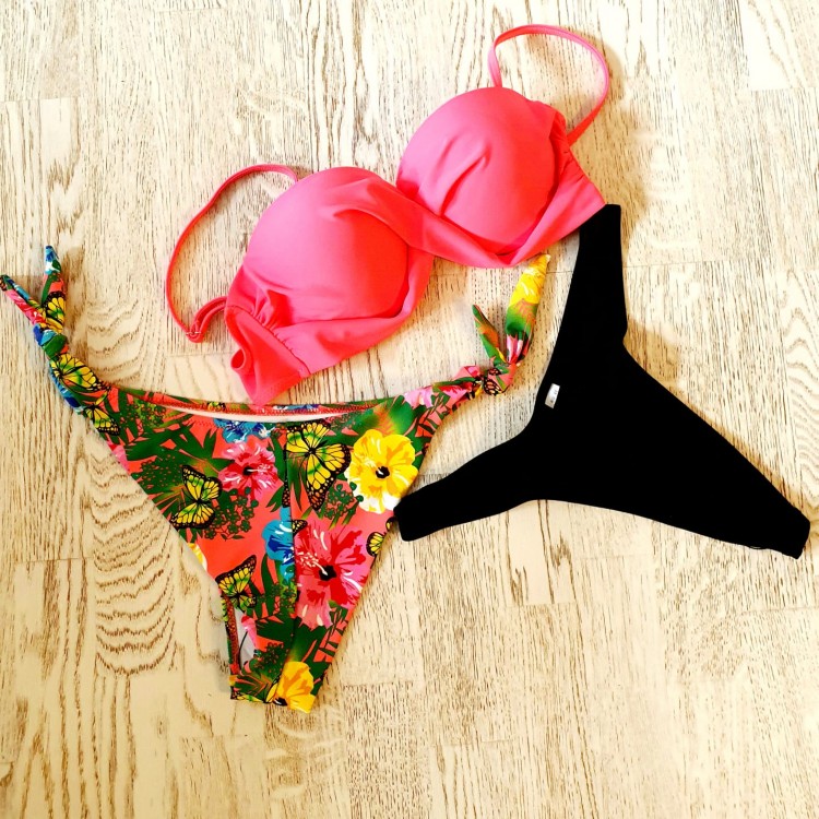 Costum de Baie din trei piese cu sutien roz balconette cu push up bretele detasabile slip cu print floral cu inchidere laterala + CADOU slip tanga CBD011