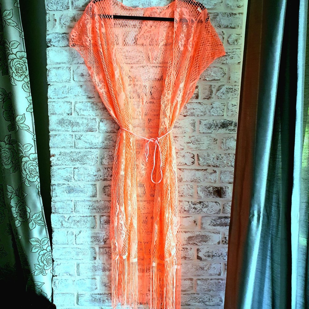 Rochie de plaja corail dantelata model fluture cu franjuri si cordon RDP001