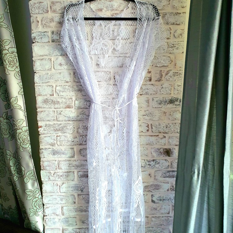 Rochie de plaja alba dantelata model fluture cu franjuri si cordon RDP001